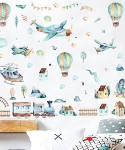 Stickers Chambre Garçon - Montgolfières et Avions Votre enfant fera de merveilleux rêves entourés de ces stickers enchanteurs Montgolfières et Avions. Ils seront une décoration parfaite pour sa chambre.