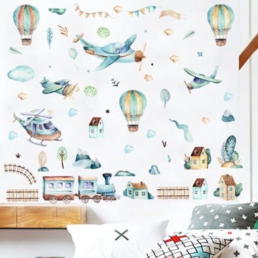 Votre enfant fera de merveilleux rêves entourés de ces stickers enchanteurs Montgolfières et Avions. Ils seront une décoration parfaite pour sa chambre.