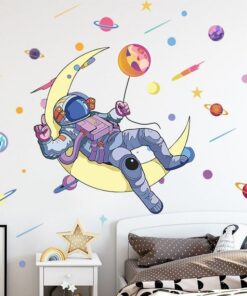 Alternative view of Stickers Chambre Garçon - Astronaute sur la Lune avec Planète dans l'Espace et l'Univers