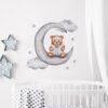 Sticker chambre bébé petit ours lit un livre sur la lune