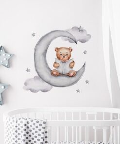 Sticker chambre bébé petit ours lit un livre sur la lune
